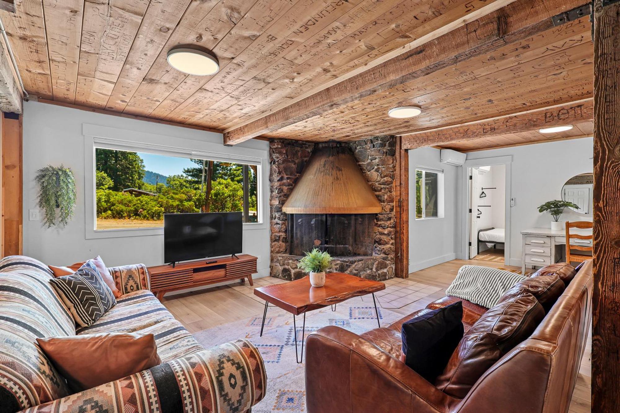Basecamp Lodge Mount Shasta Εξωτερικό φωτογραφία